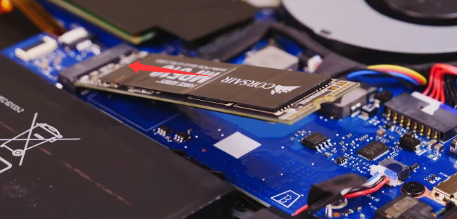 新しいSSDの挿入