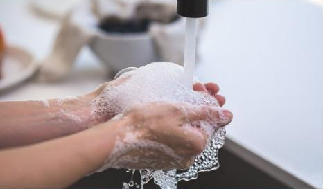 中性洗剤とぬるま湯で手を洗ってください