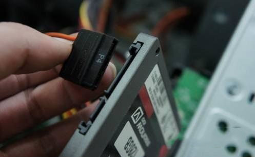 SSDに電源ケーブルを接続