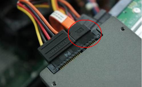 SATAケーブルの片側は、マザーボードのSATA接続端子に接続